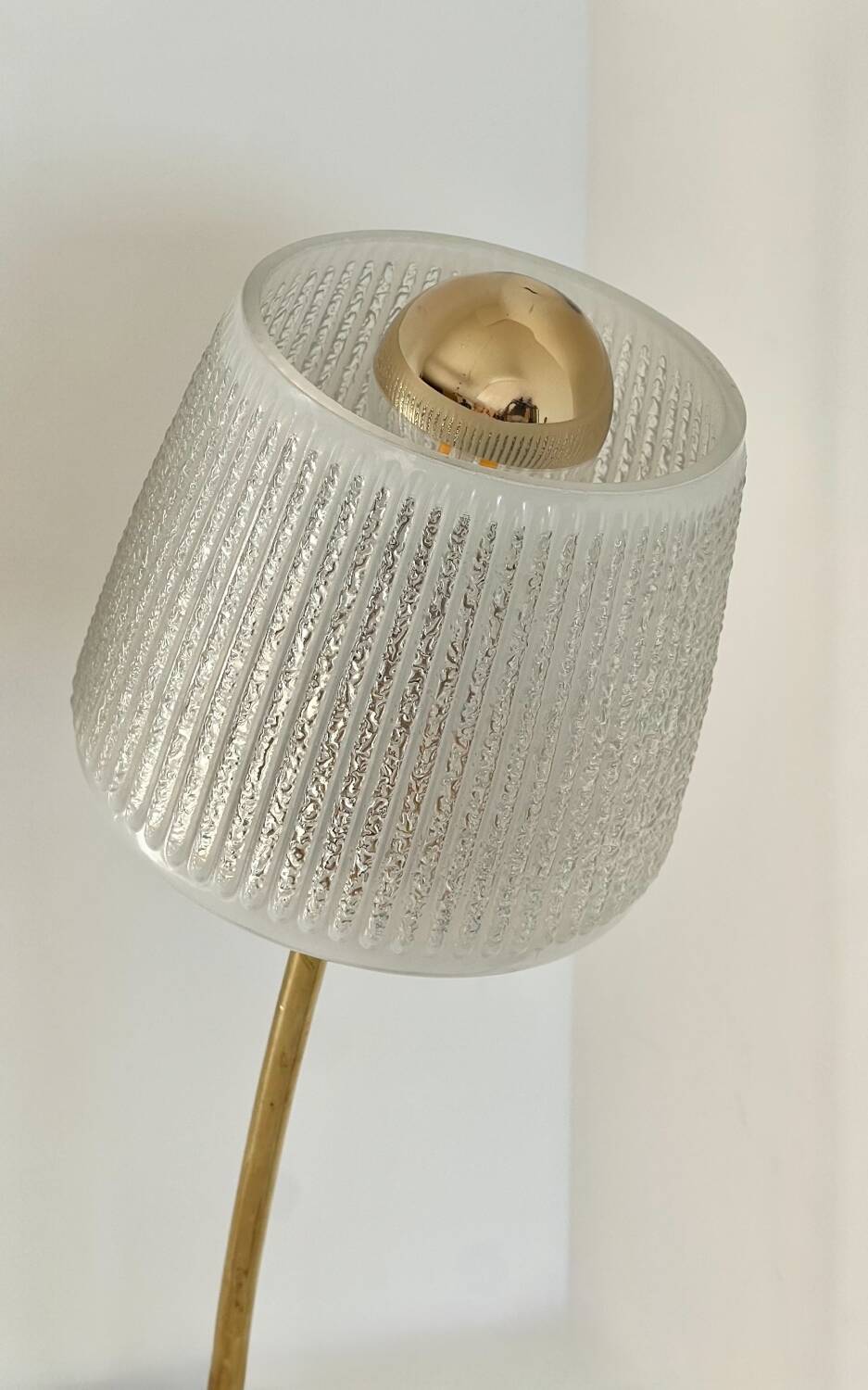 Pair of Art Deco lamps in brass and etched glass