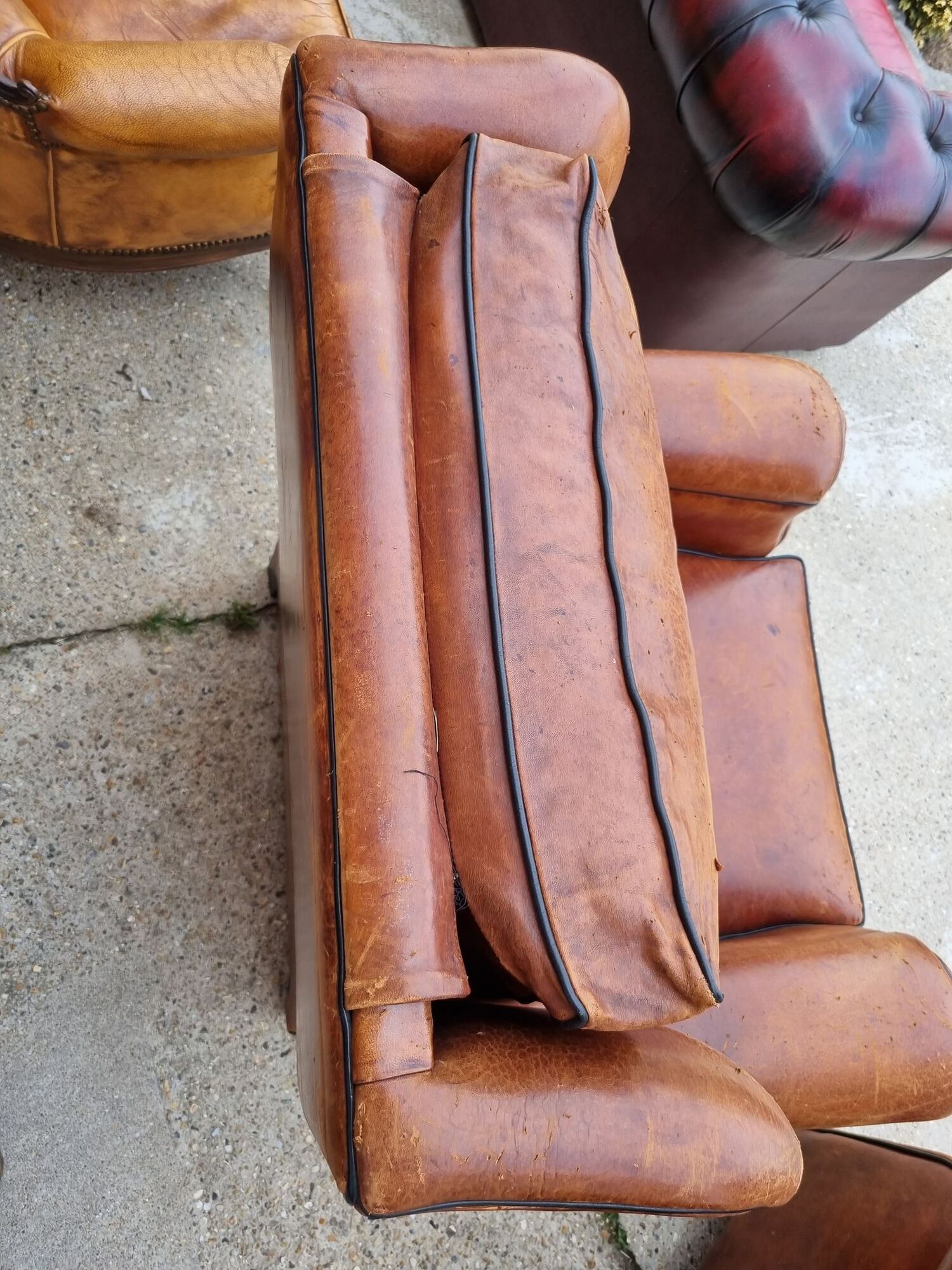 Paire de fauteuils club en cuir des années 1980