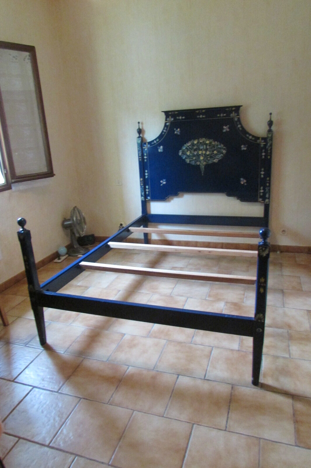 bed, flowery blue lacquer