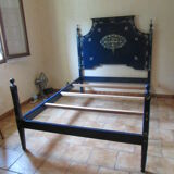 bed, flowery blue lacquer