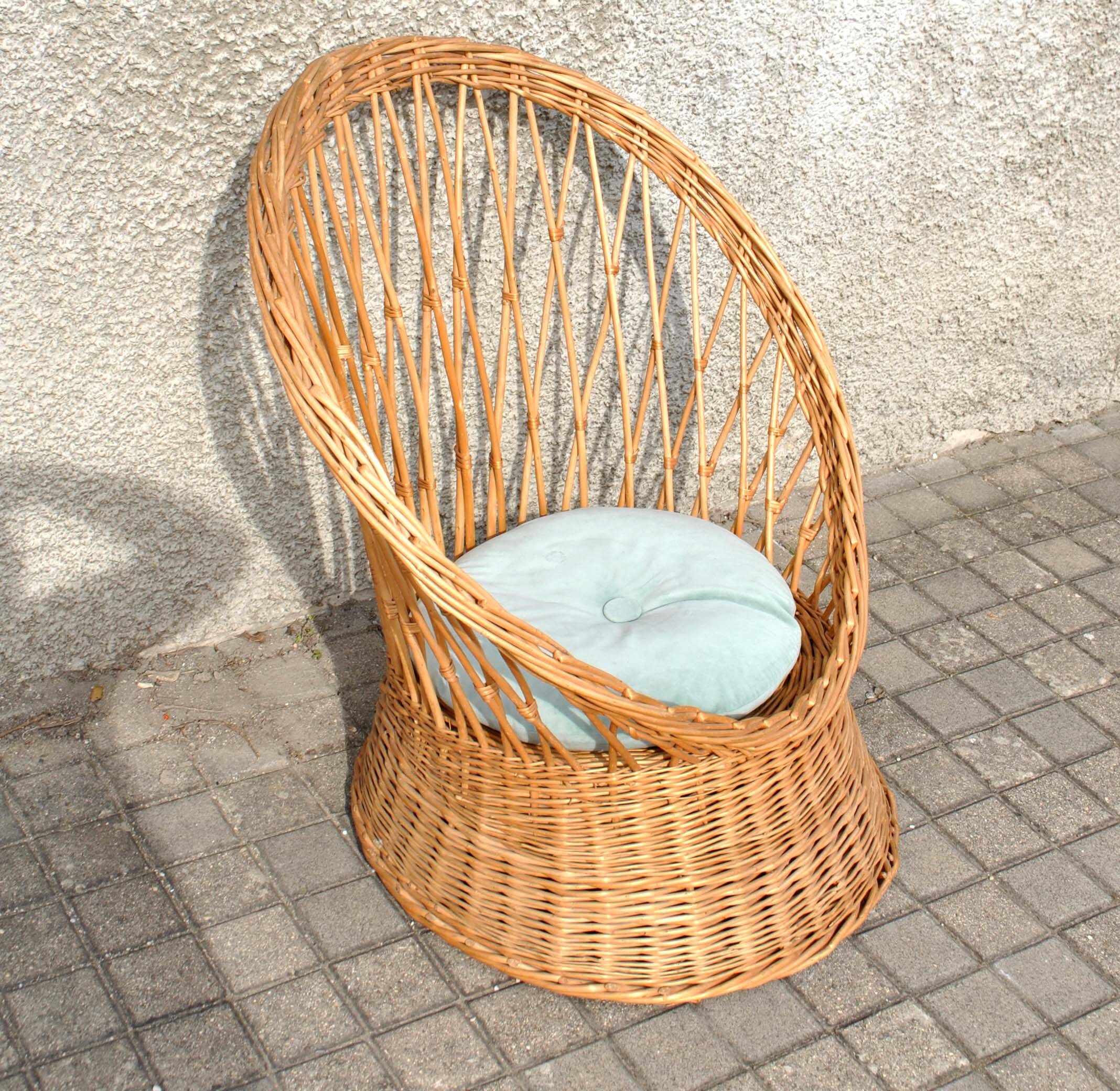 Vintage basket armchair in woven rattan - round seat Design 1960-1970