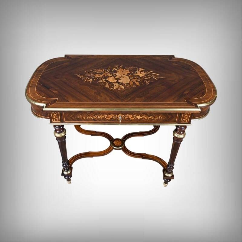 Middle table in rosewood veneer, Napoléon III period – 2nd half of the 19th century.