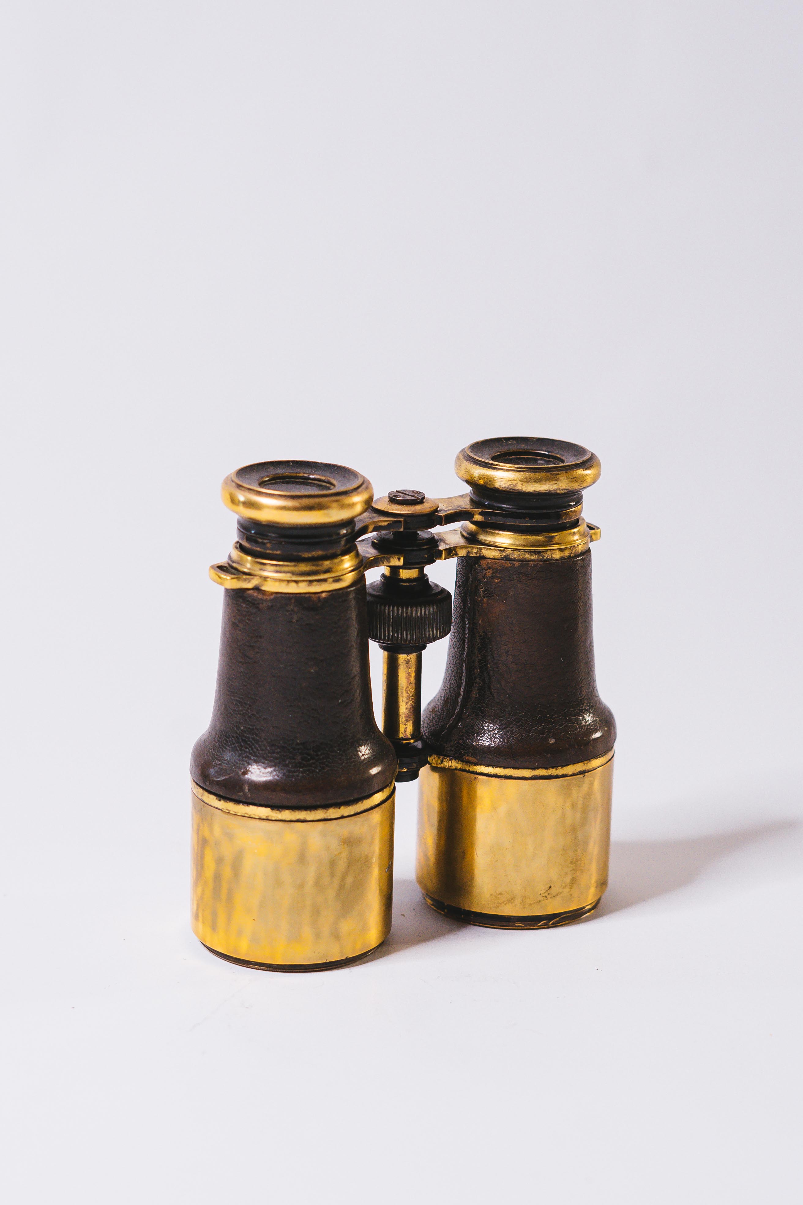 Pair of 1900 theater binoculars brass and restored leather