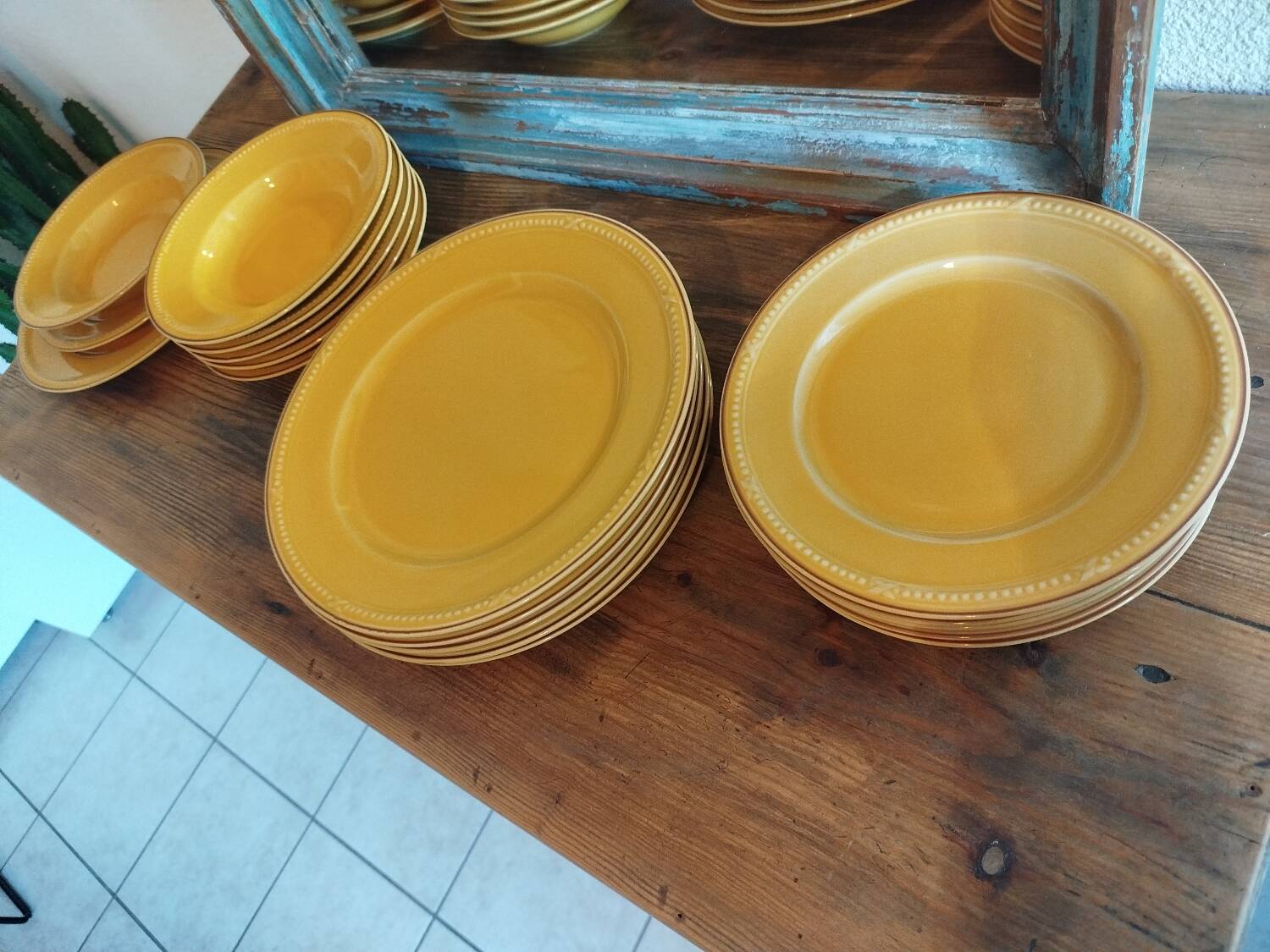 Vintage yellow service