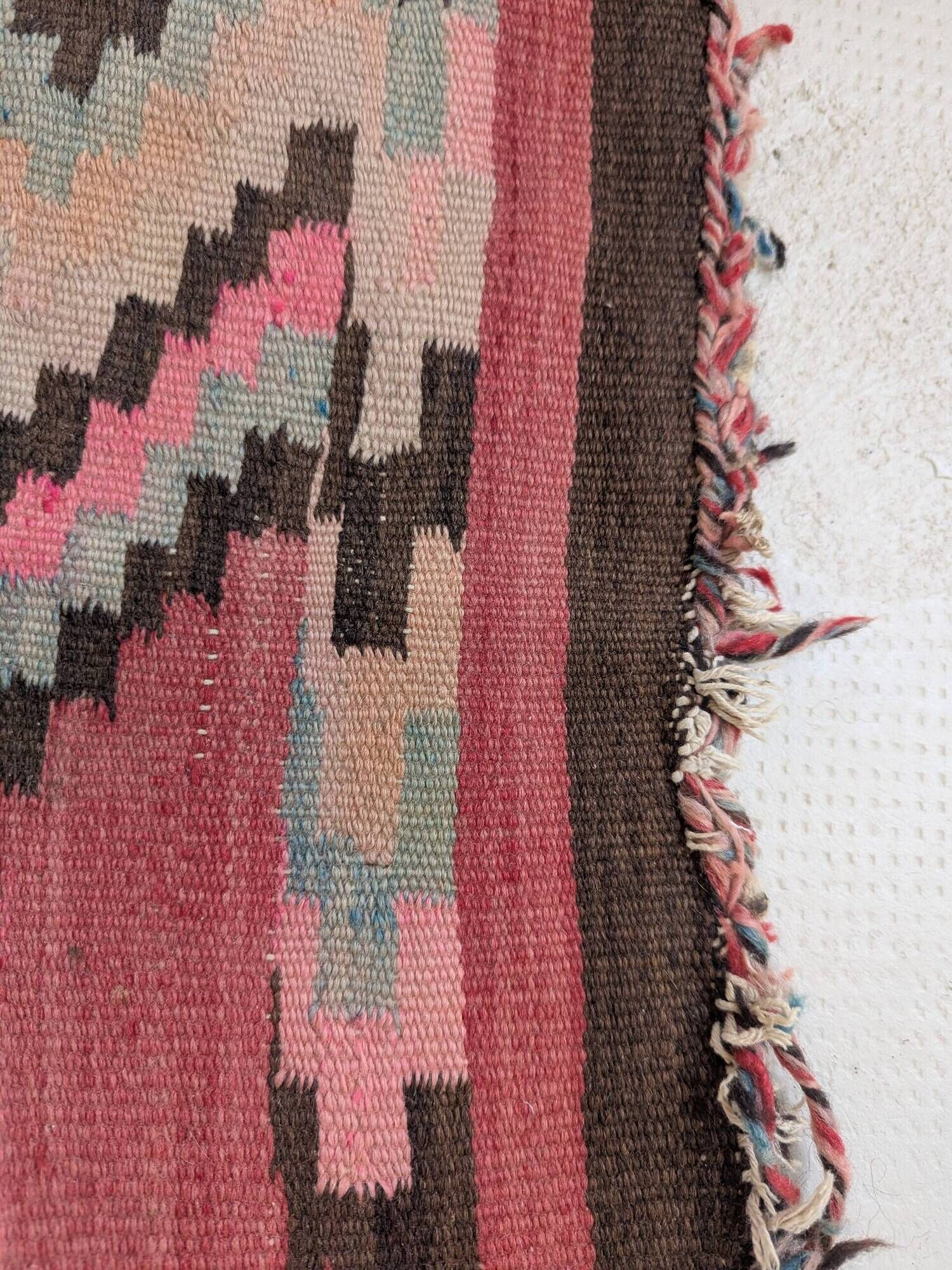Tapis kilim ancien dans des tons rose