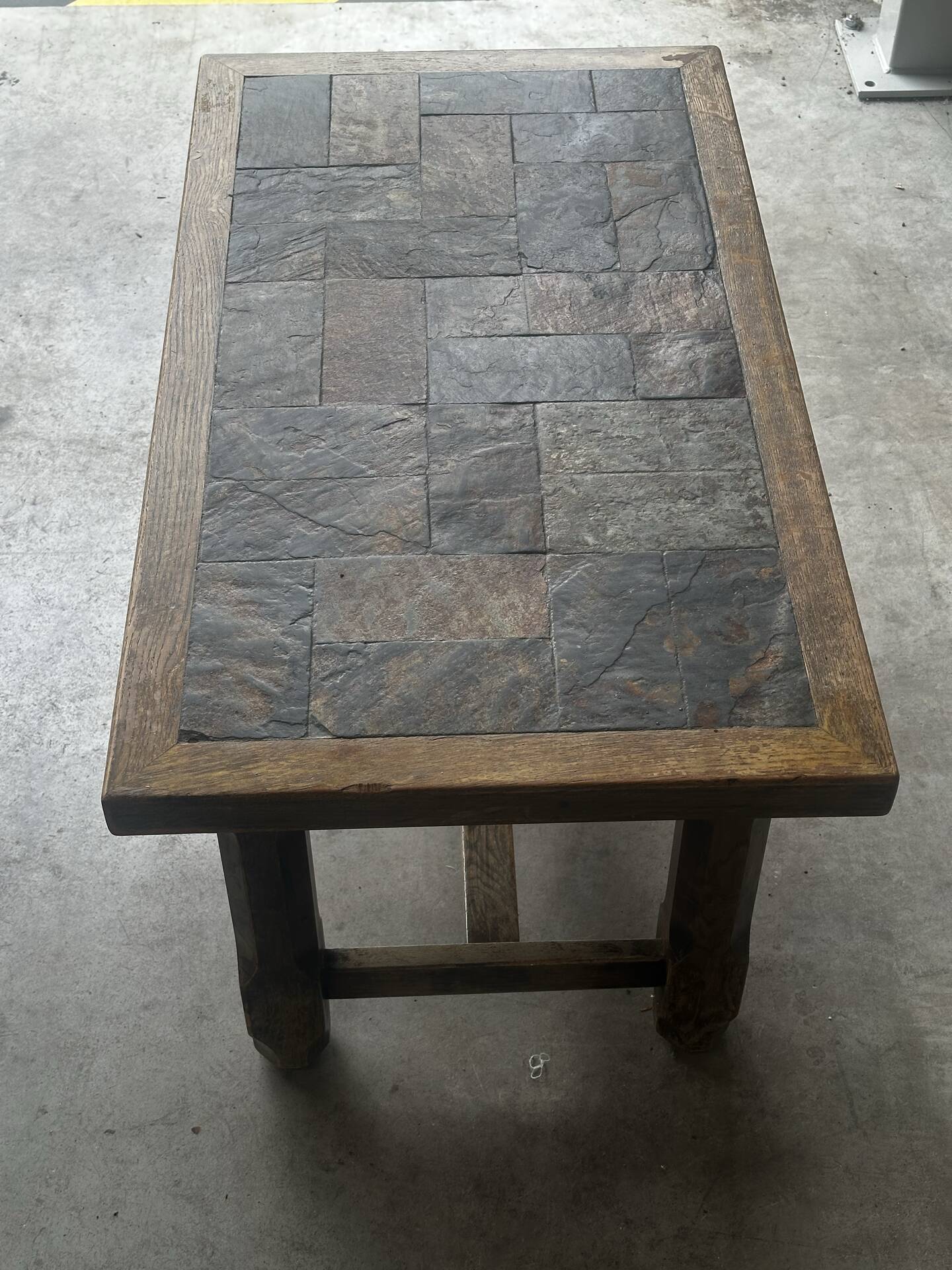 Table basse en chêne et ardoise – années 60-70