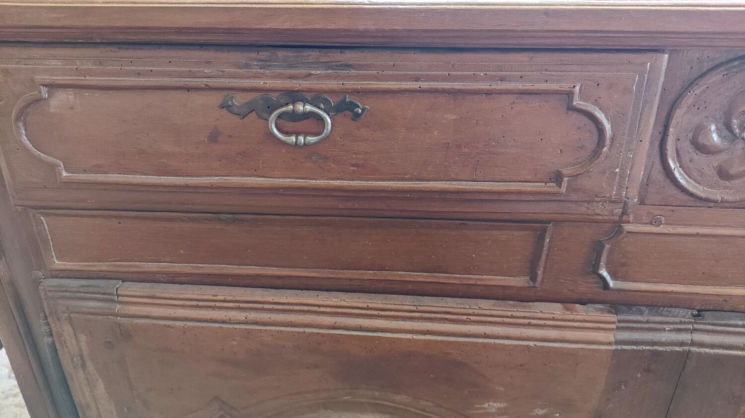 Sideboard with 2 doors and 2 drawers in walnut, 18th