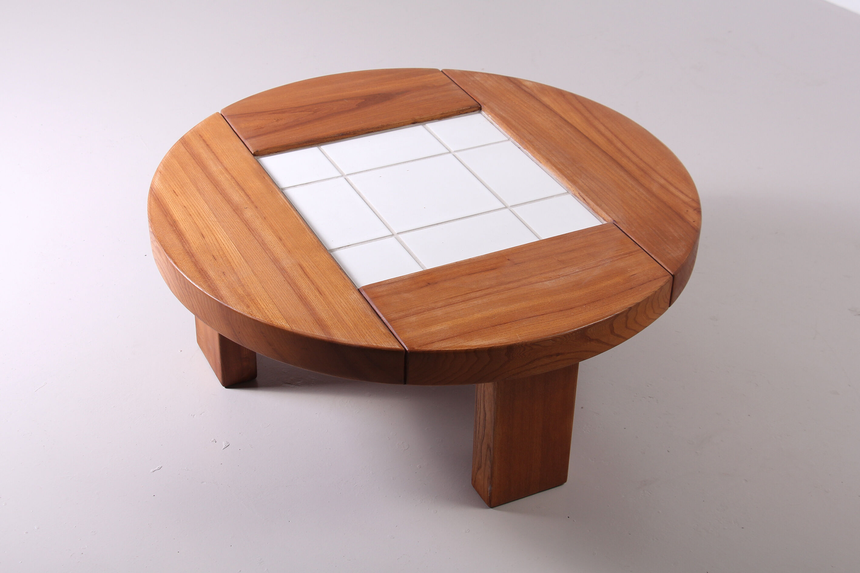 Table basse ronde en orme et céramique