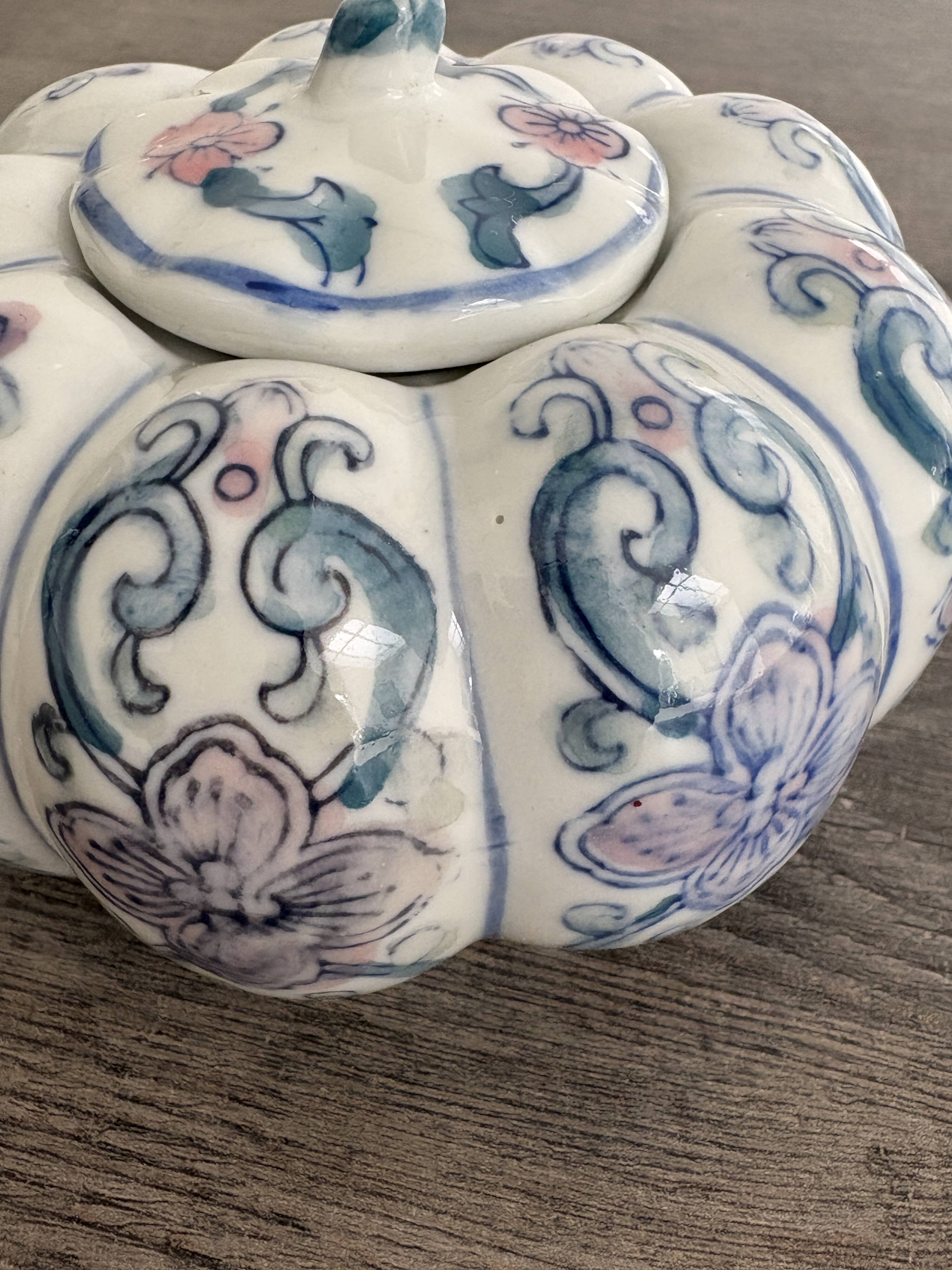 Antique Chinese porcelain box