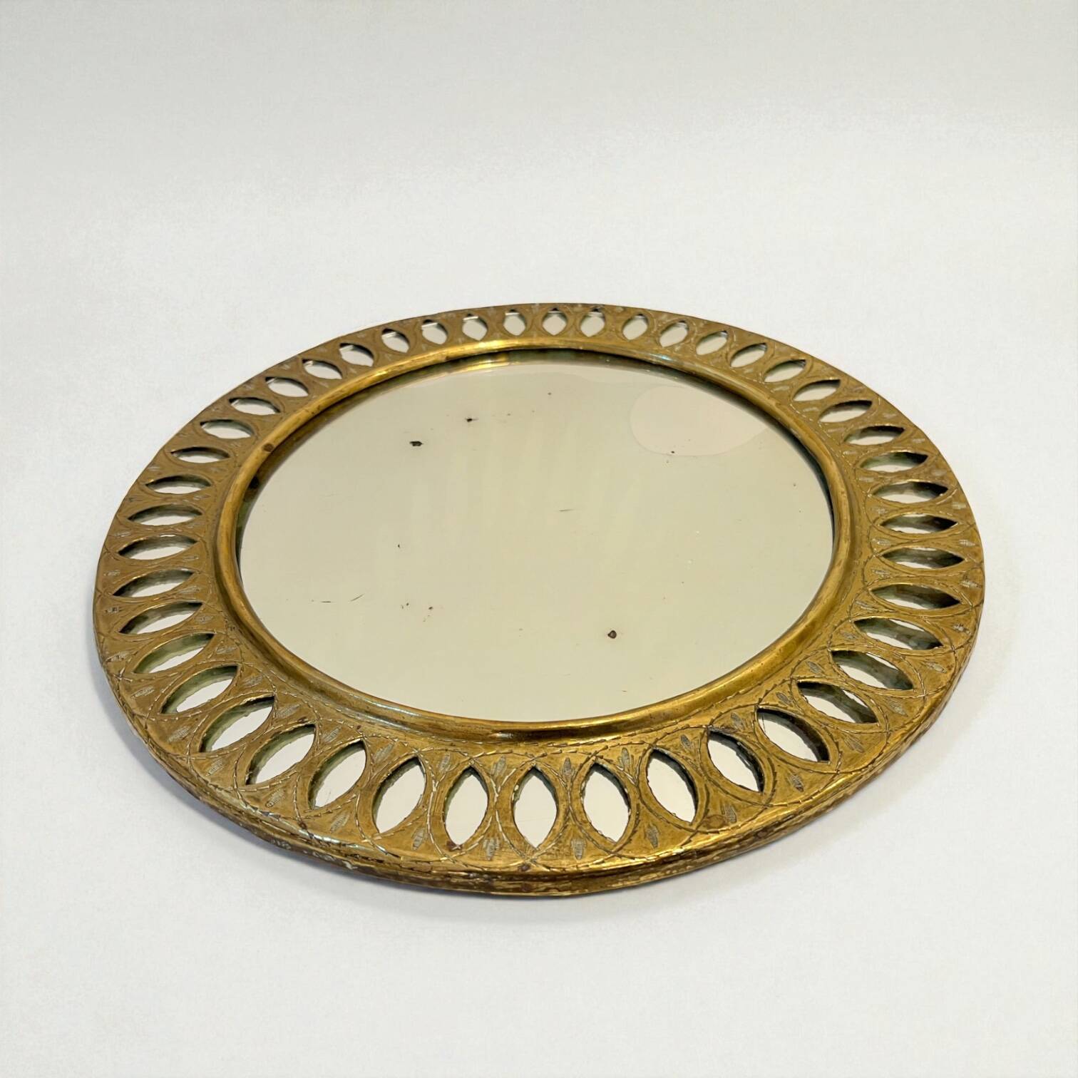 Round Moroccan mirror in openwork chiseled brass - vintage mirror 32 cm