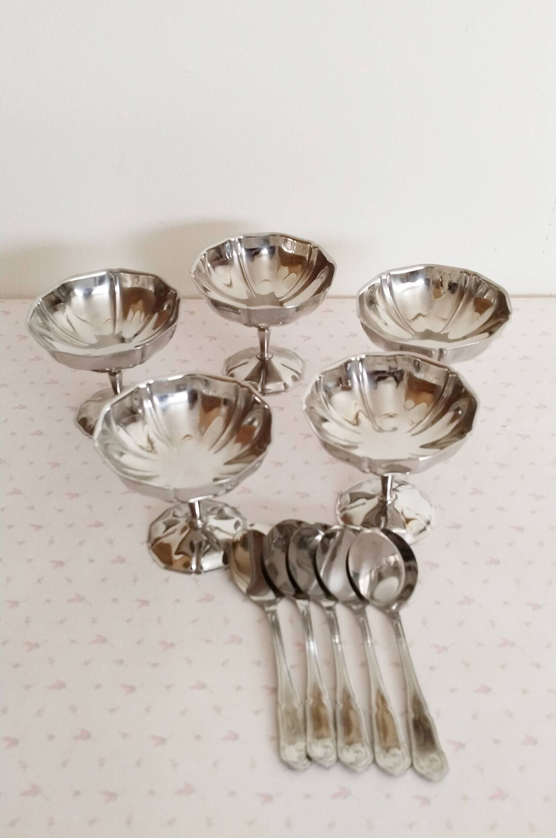 Ice cream or sorbet cups on foot, in 18/10 stainless steel