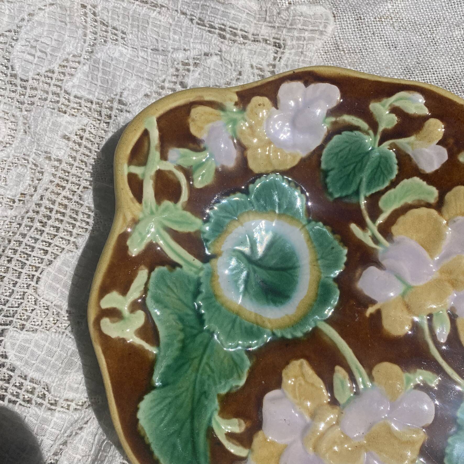 Plat en barbotine anglaise XIXe , majolique anglaise
