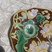 English slipware plate from the 19th century, English majolica.