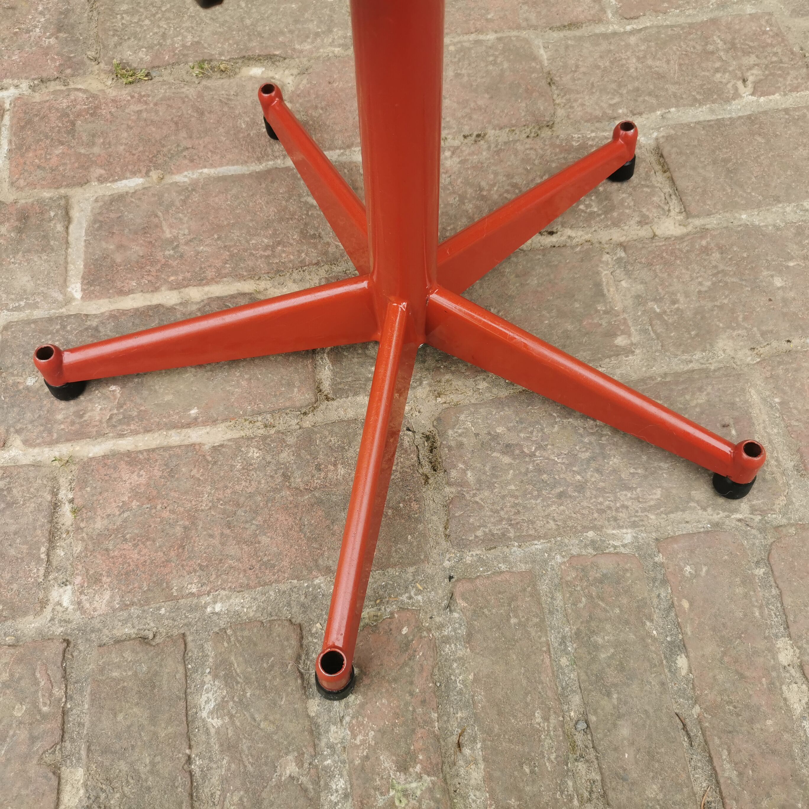 Swivel workshop chair