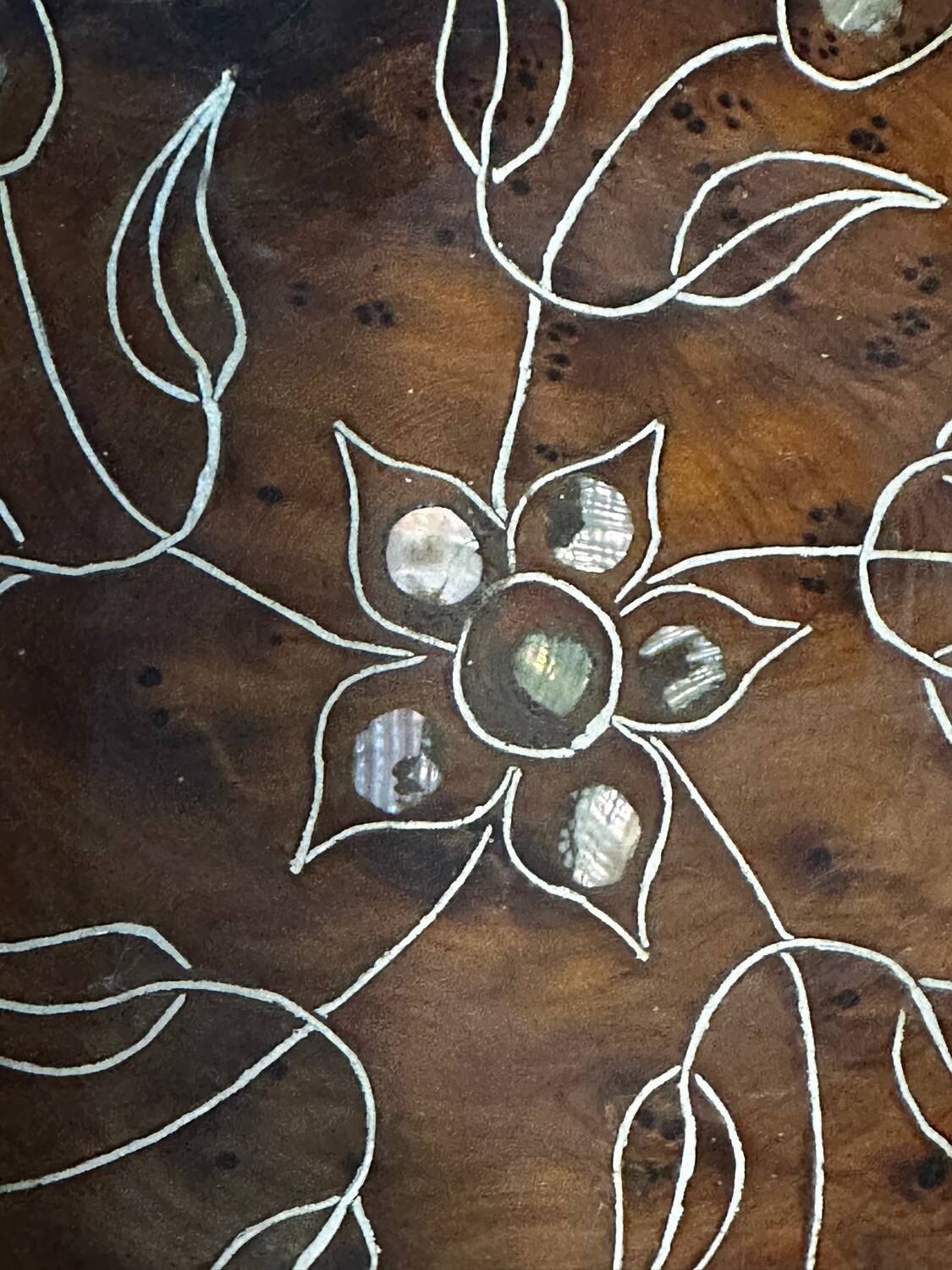 Wooden thuya catchall enhanced with metal wire and mother-of-pearl.