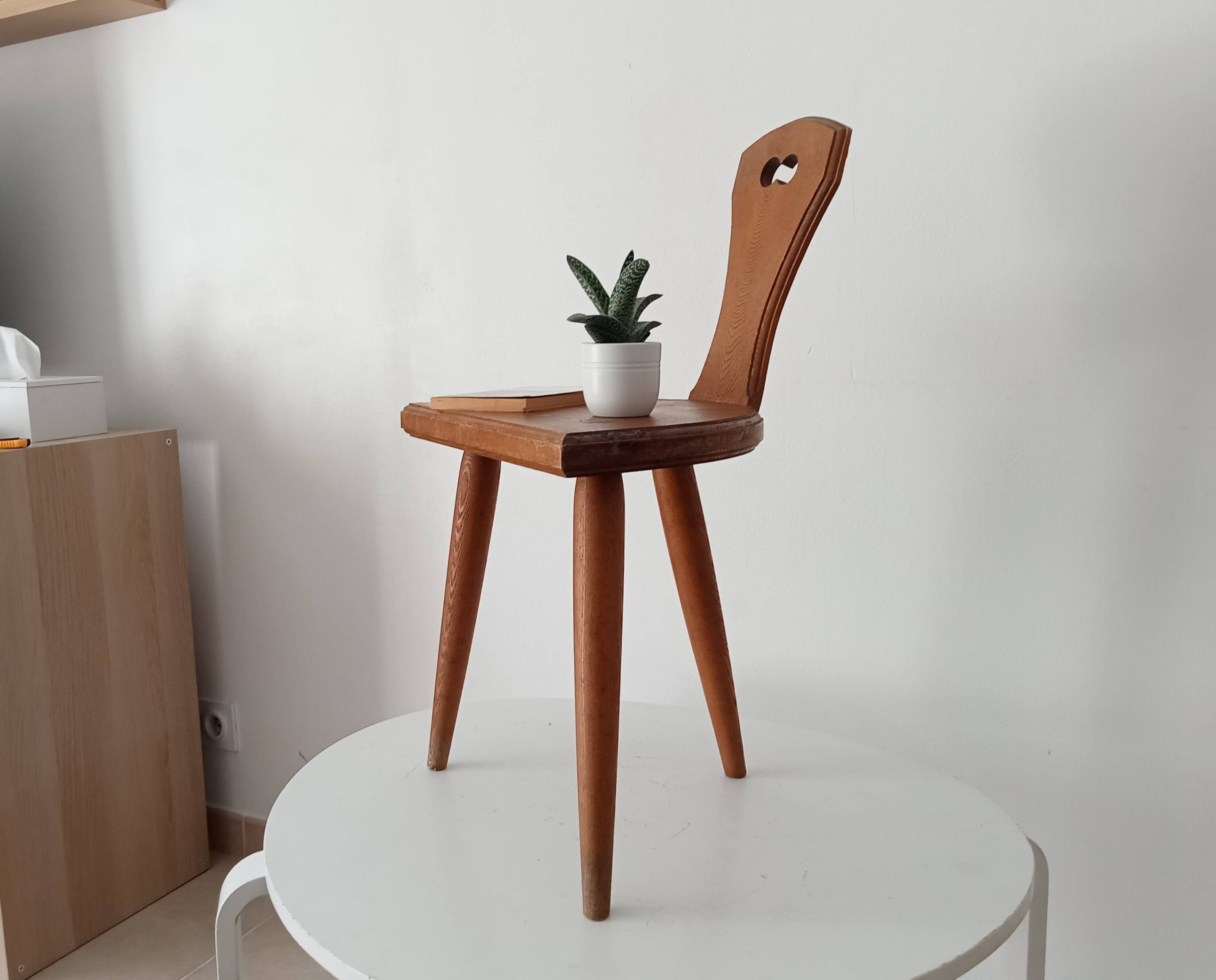Low brutalist tripod chair in solid oak from the 1960s.
