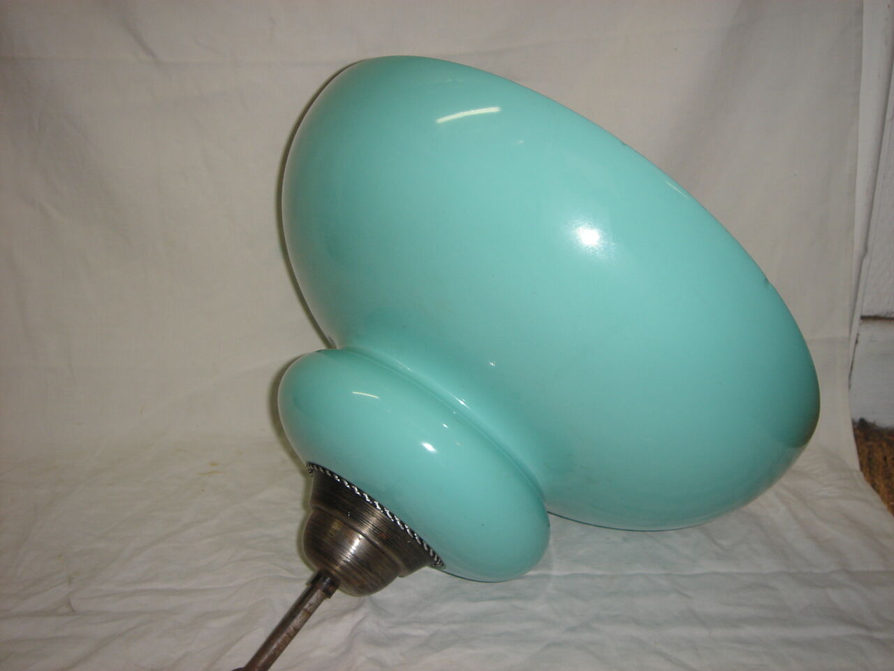 Turquoise/blue opaline suspension