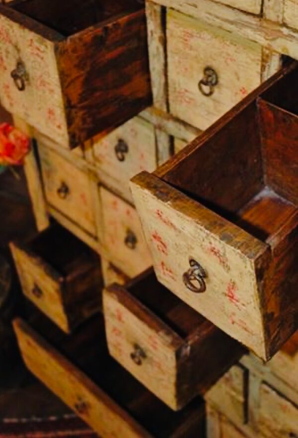 Meuble d'apothicaire ancien chinois calligraphiés