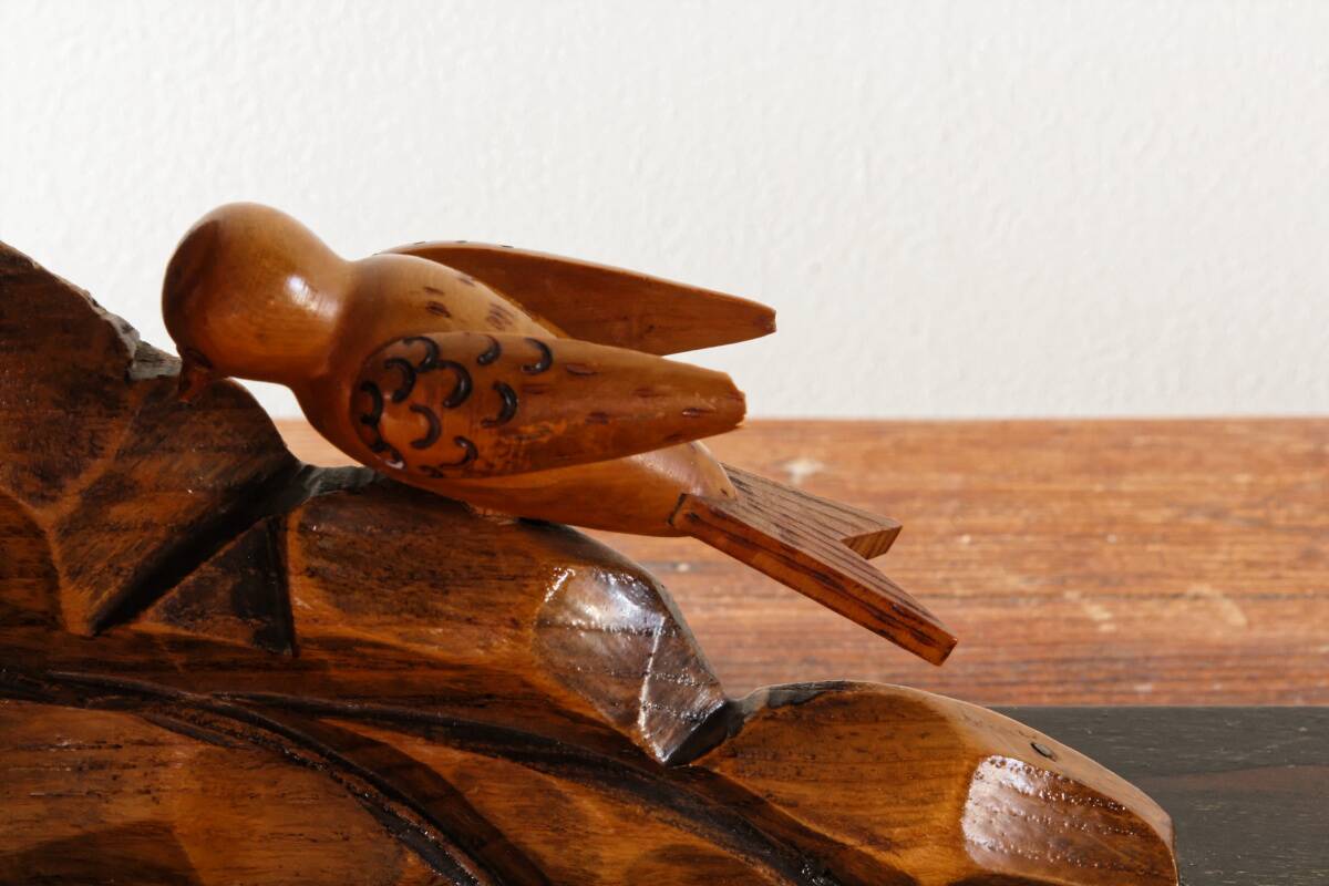 Paire de serres livres Art déco en bois représentant des oiseaux