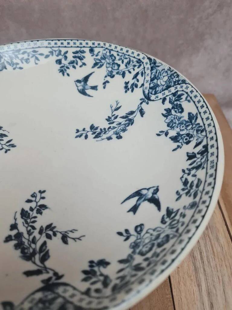 Antique compote dish in ironstone HBCM Choisy-le-Roi Louis XVI model with bird decoration.