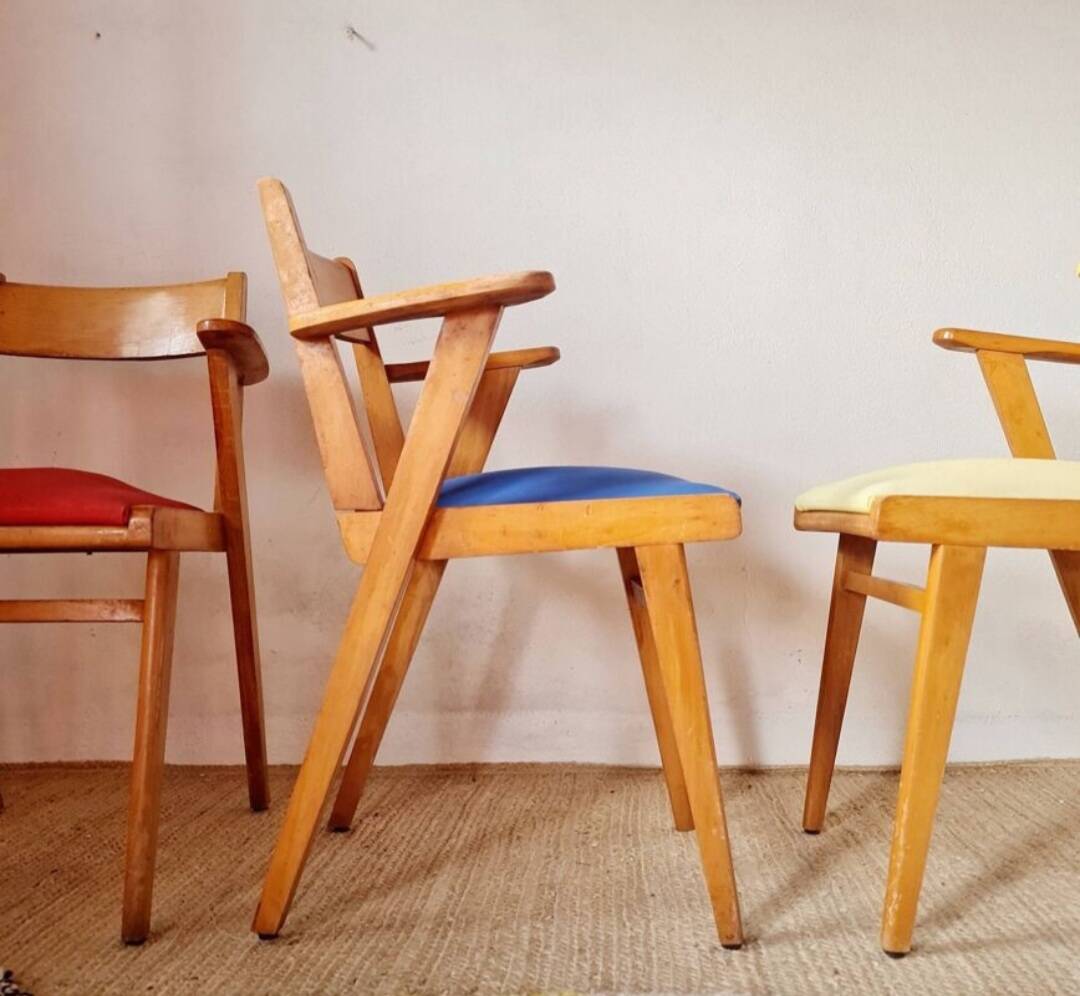 Serie de chaises accoudoirs années 50 assises colorées