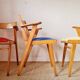 Serie de chaises accoudoirs années 50 assises colorées