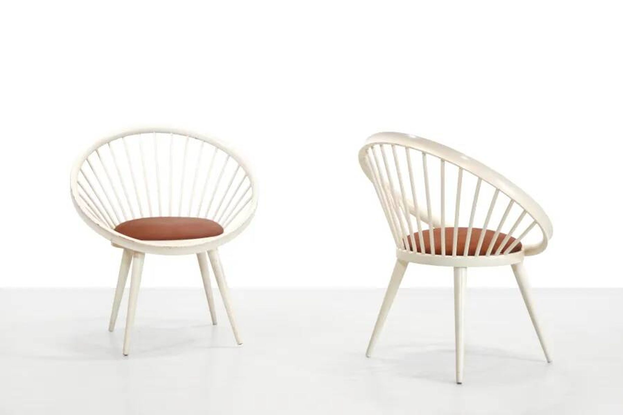 Chaise Cirkle blanche Yngve Ekström avec coussin en cuir
