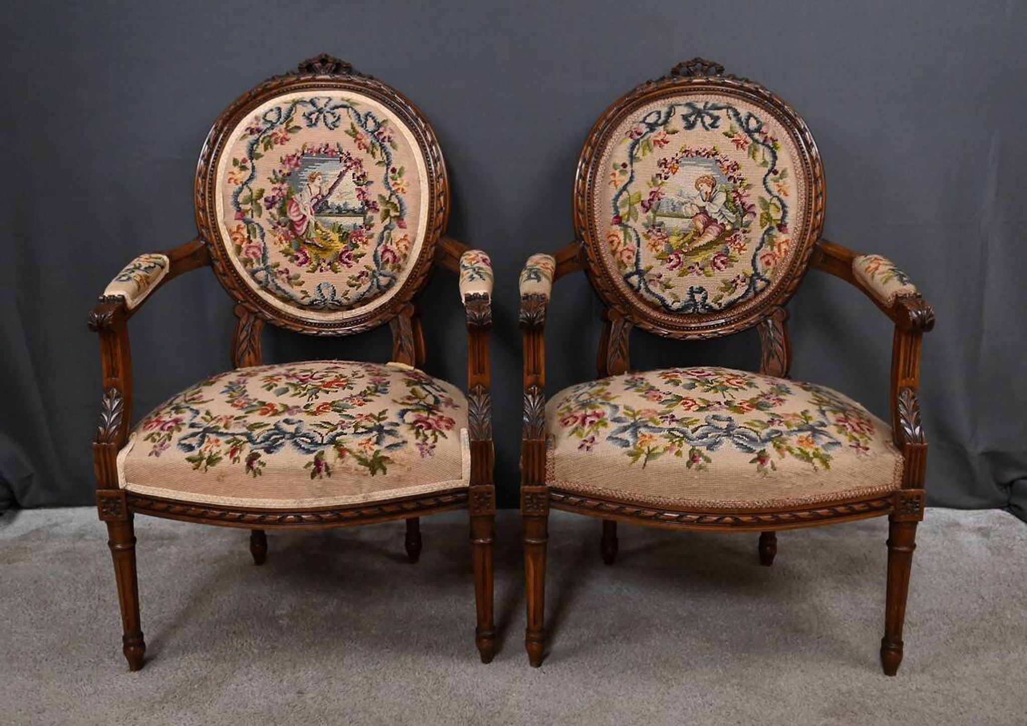 Paire de fauteuils en hêtre, style Louis XVI – début XXe