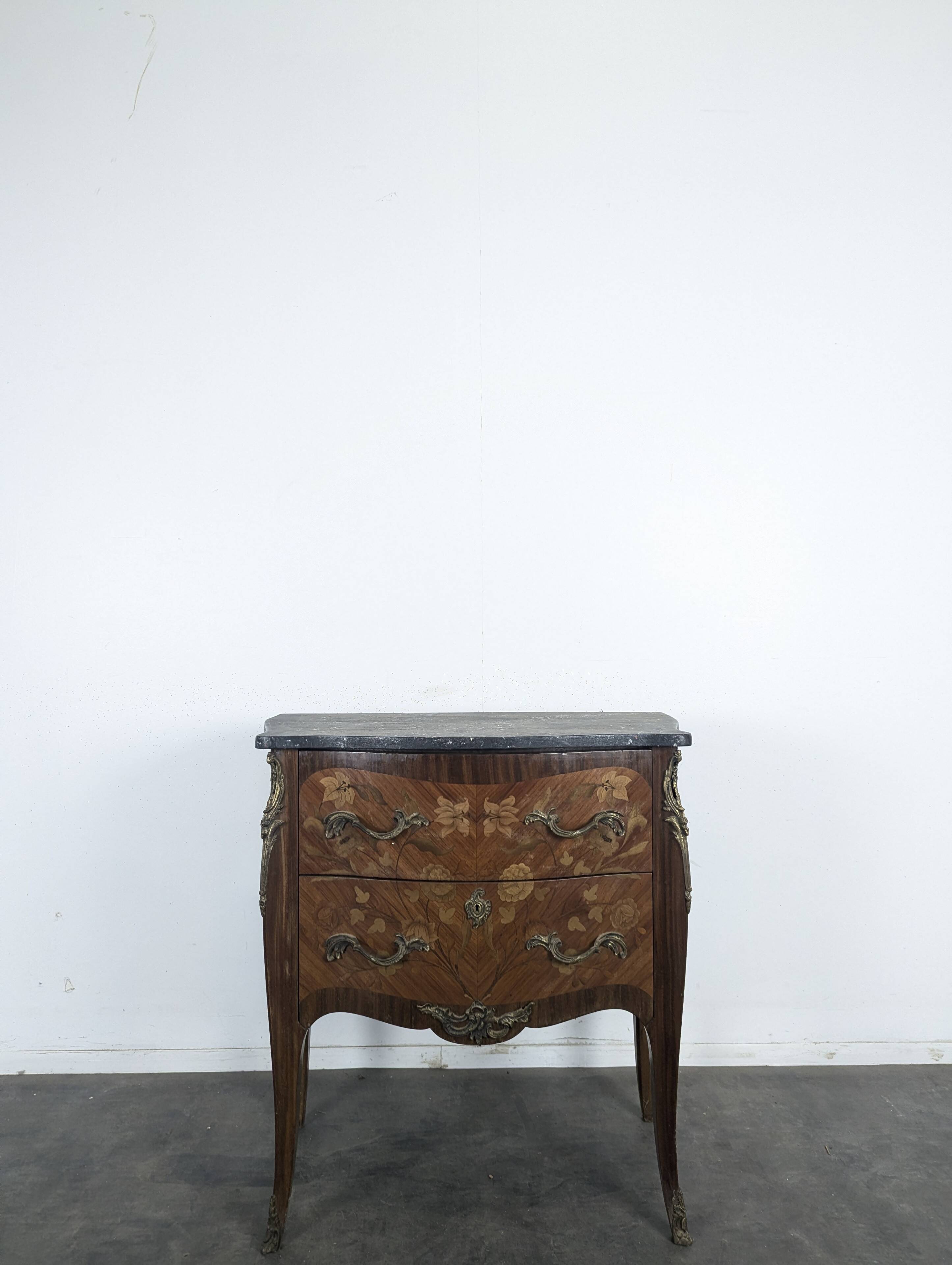 Commode galbée de style Louis XV en marqueterie florale dessus marbre noir