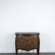Commode galbée de style Louis XV en marqueterie florale dessus marbre noir