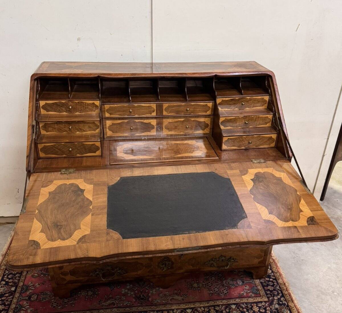Bureau - commode ou commode scriban époque Louis XV en marquéterie