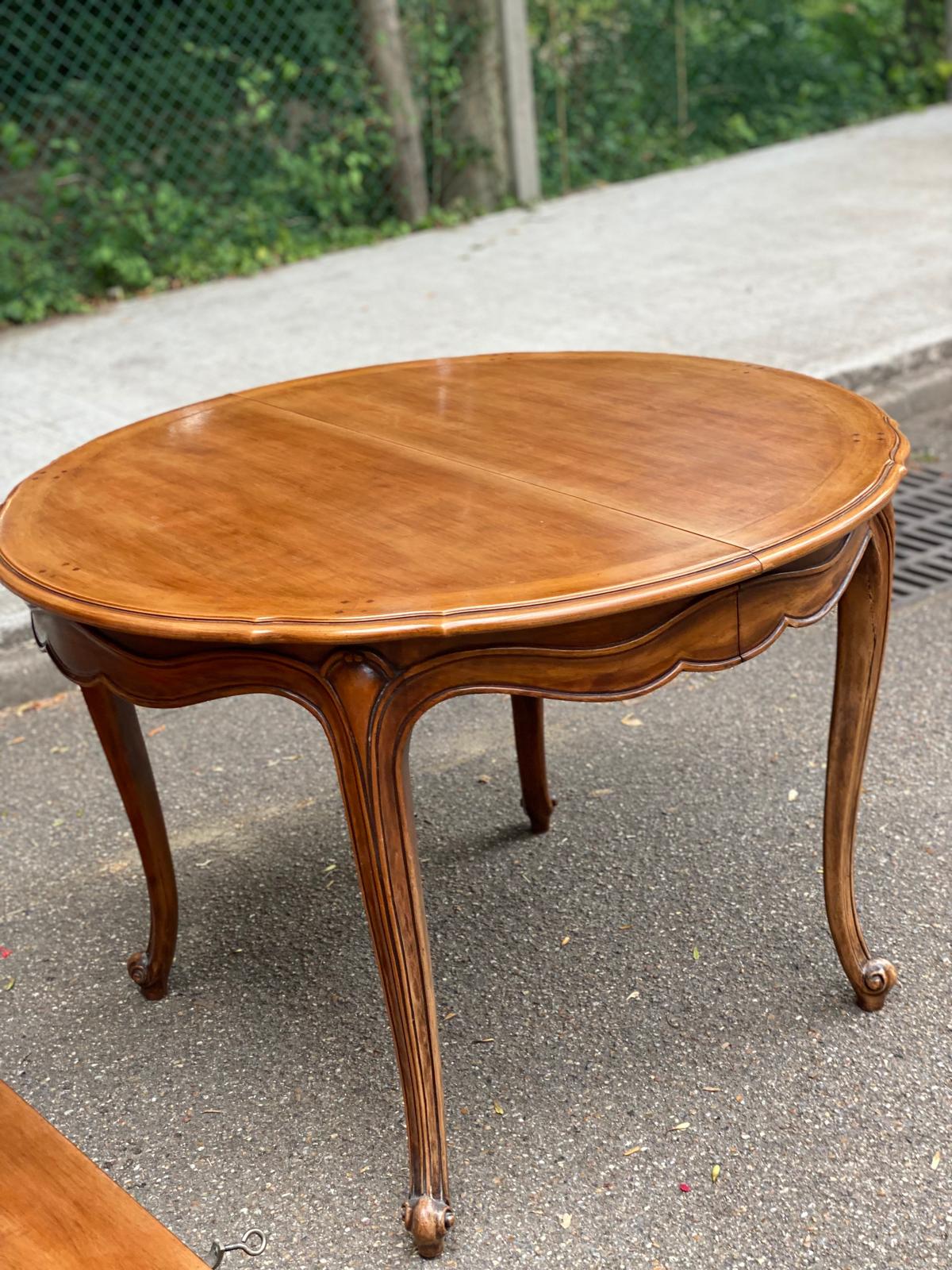 Round extendable dining table Louis XV in solid wood from the 1960s.