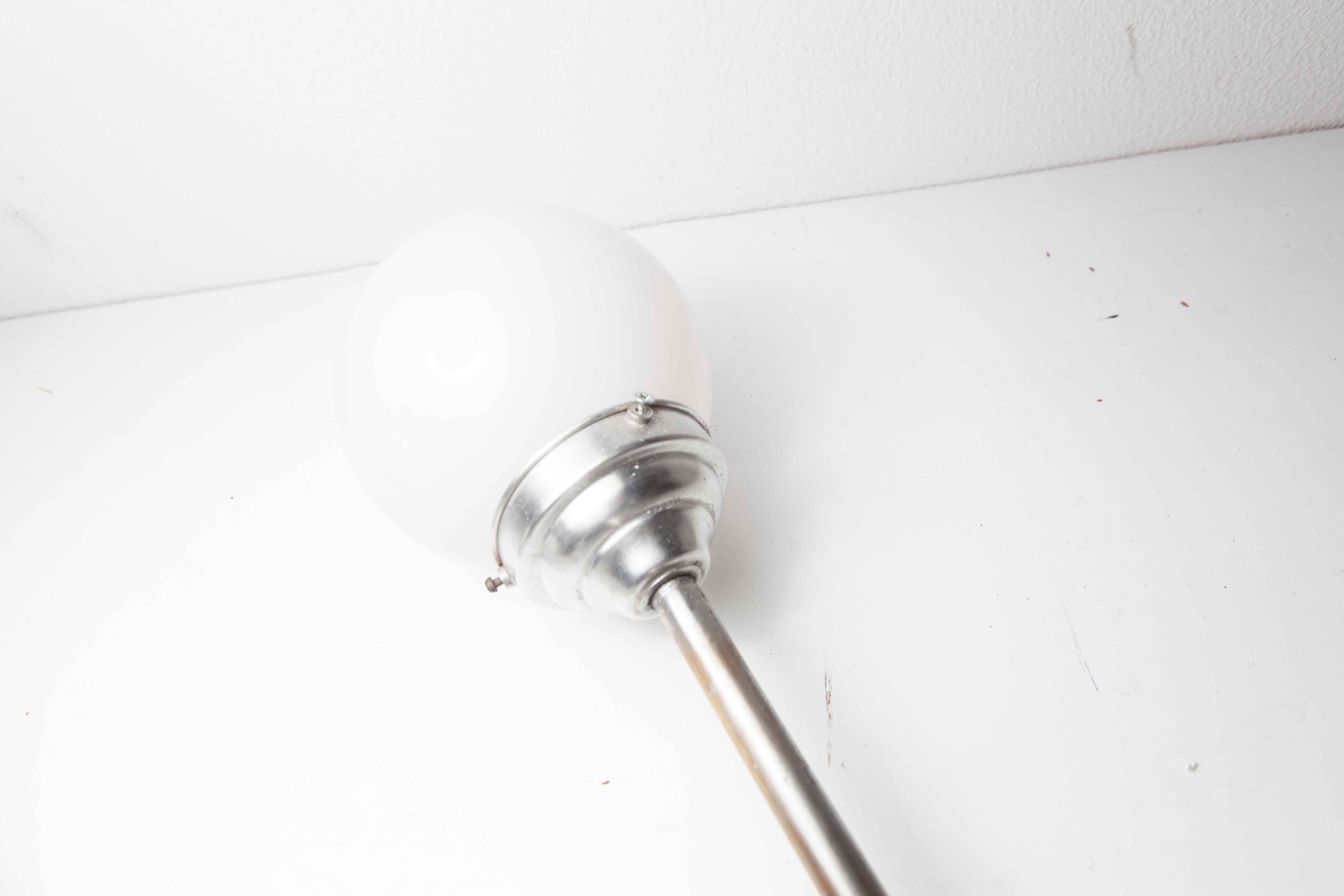 Paire de plafonnier boule 1950 chrome et opaline blanche