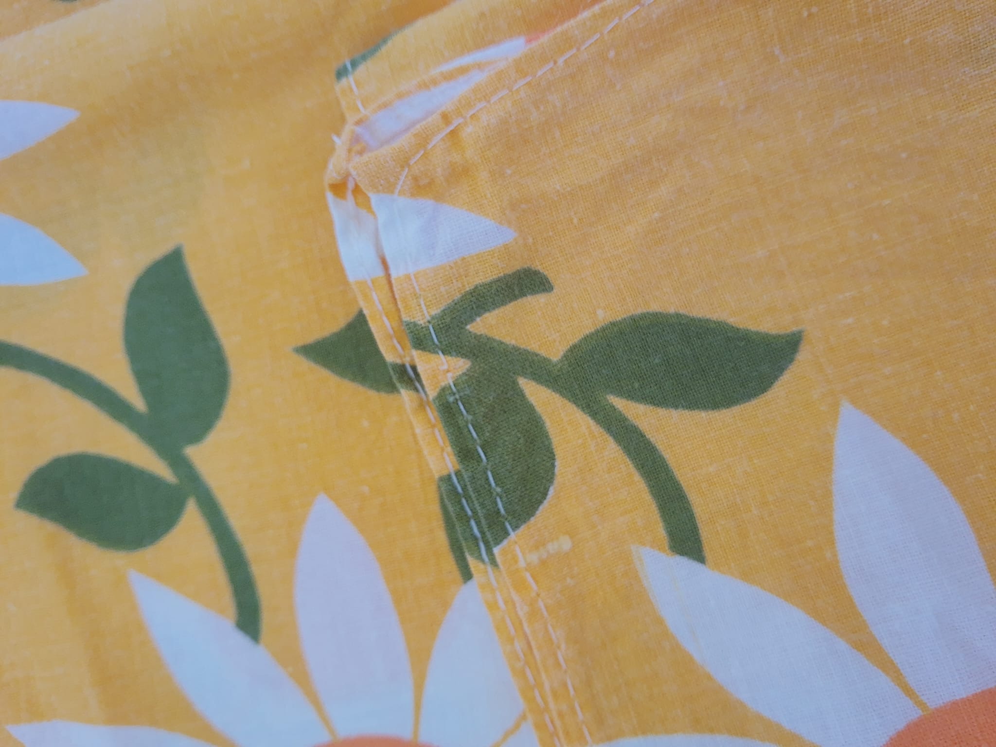 Set yellow tablecloth marguerite pattern and 8 vintage napkins