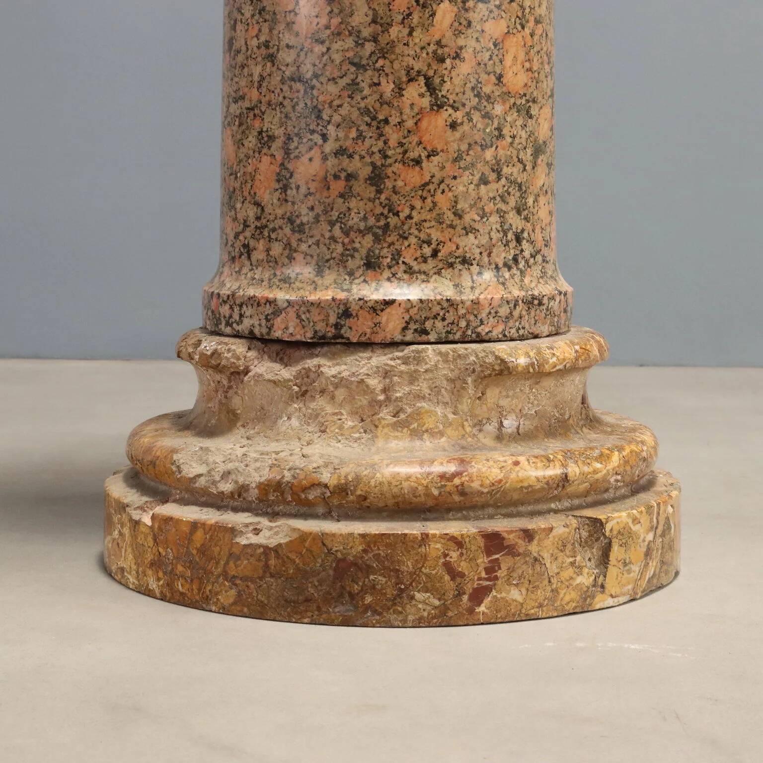 Paire de colonnes en marbre breccia et granit - Italie XIXe siècle