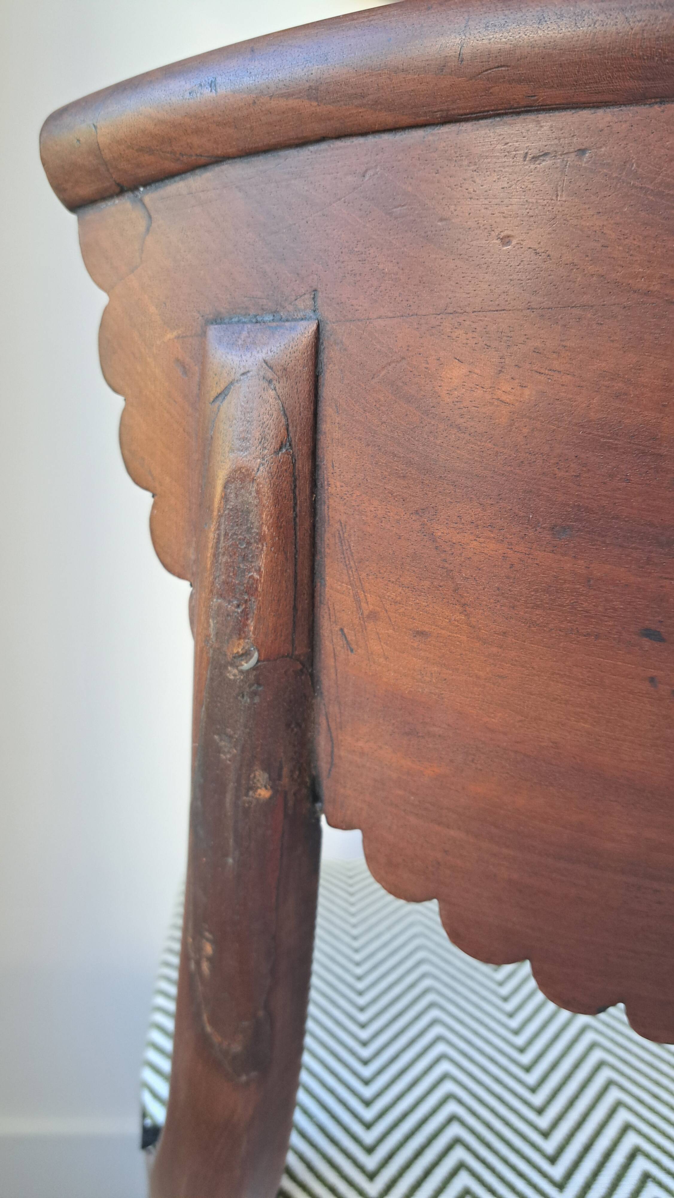 Pair of mahogany gondola chairs – Empire style – 20th century, restored