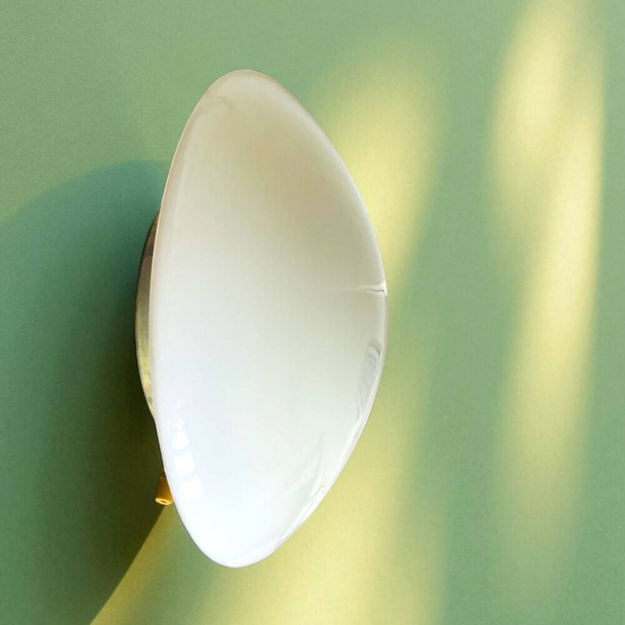 Paire de lampes murales ou de plafond en verre blanc Art Déco