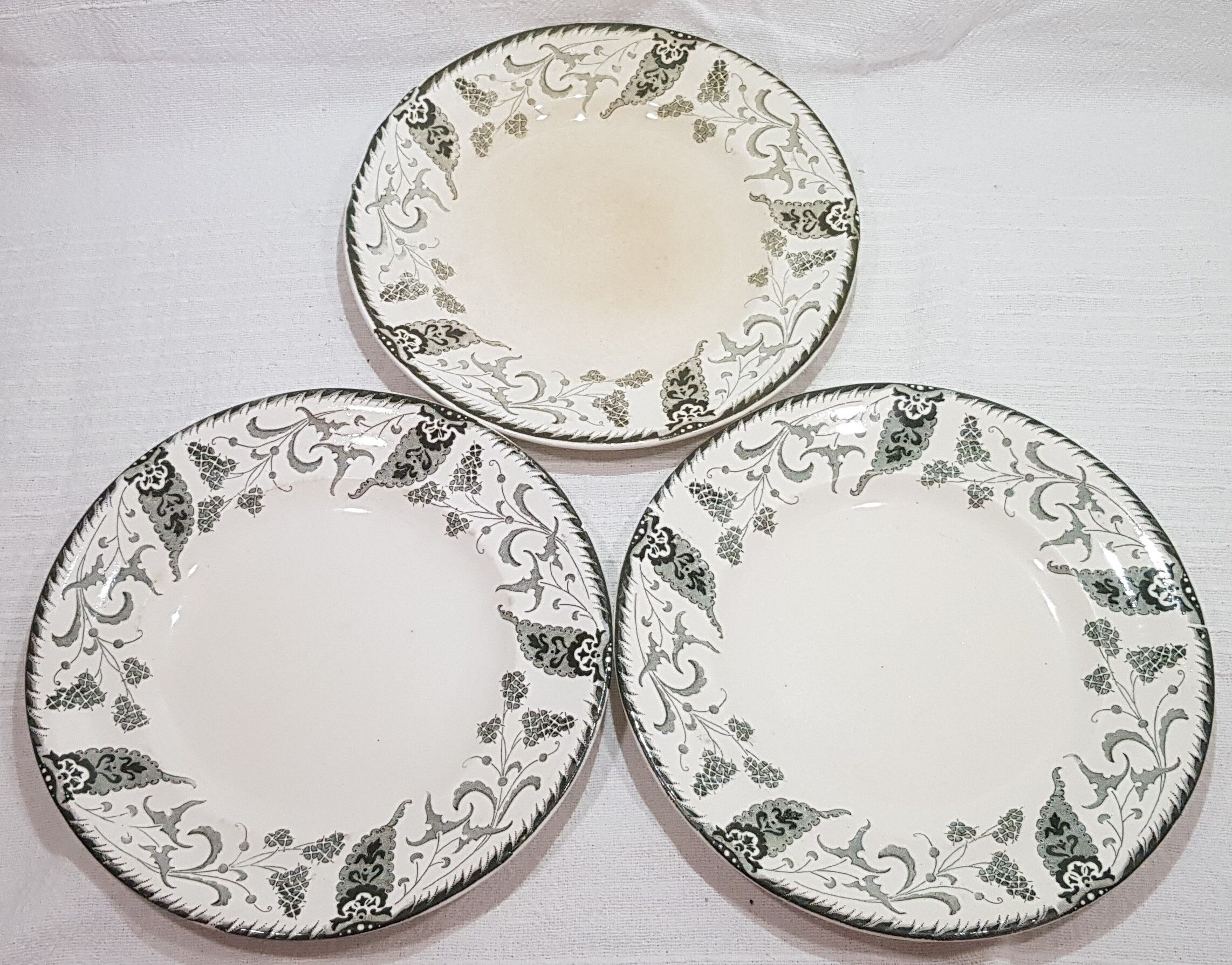 7 flat plates in Longwy rambouillet style earthenware, iron earth.