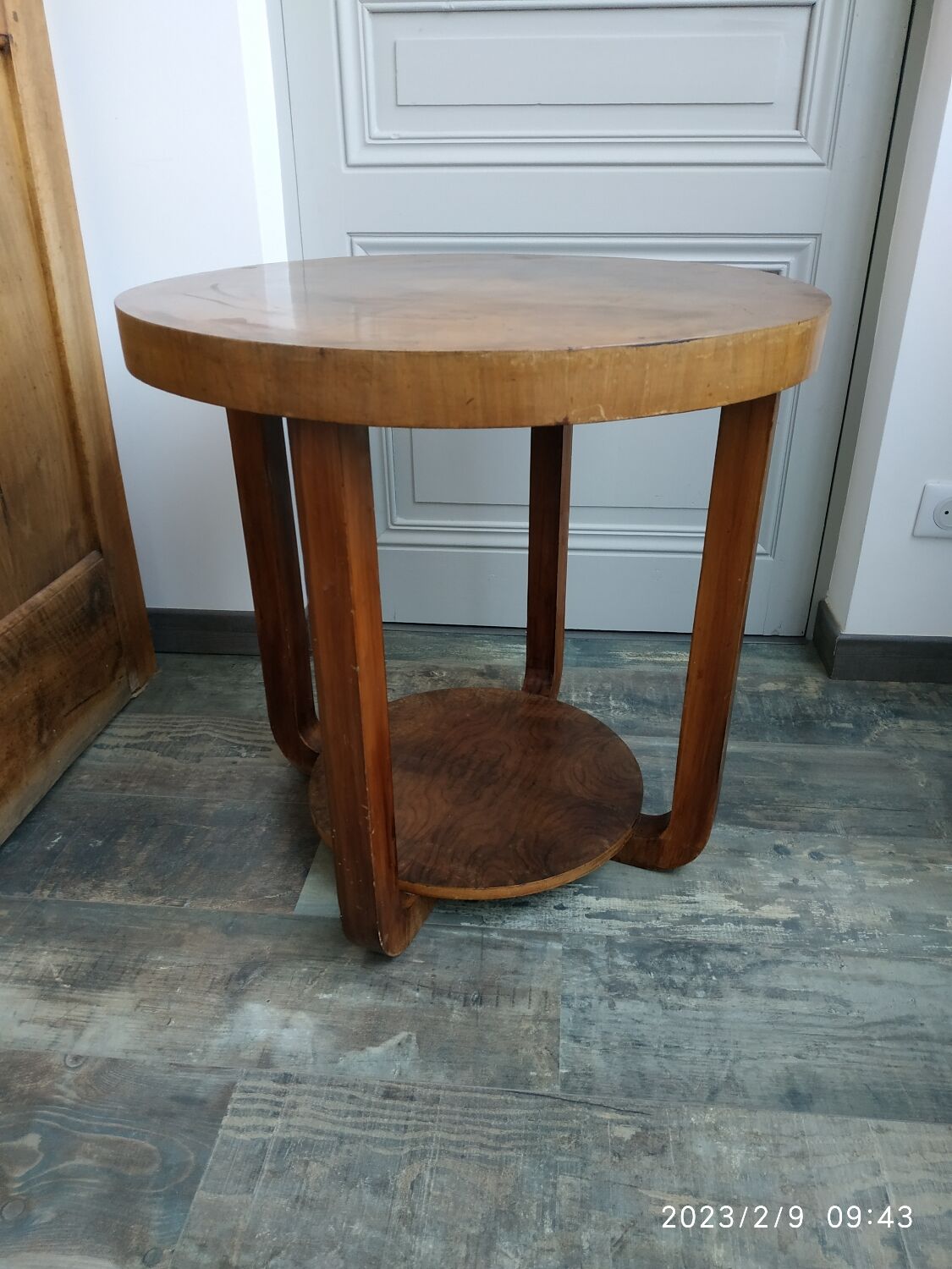 Pedestal table