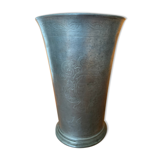 Vase, gobelet haut en étain