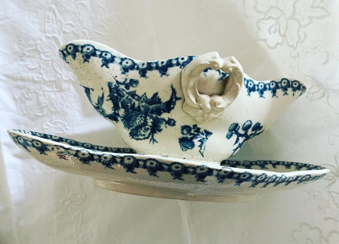 Saucière opaque porcelain of Gien model thistles.