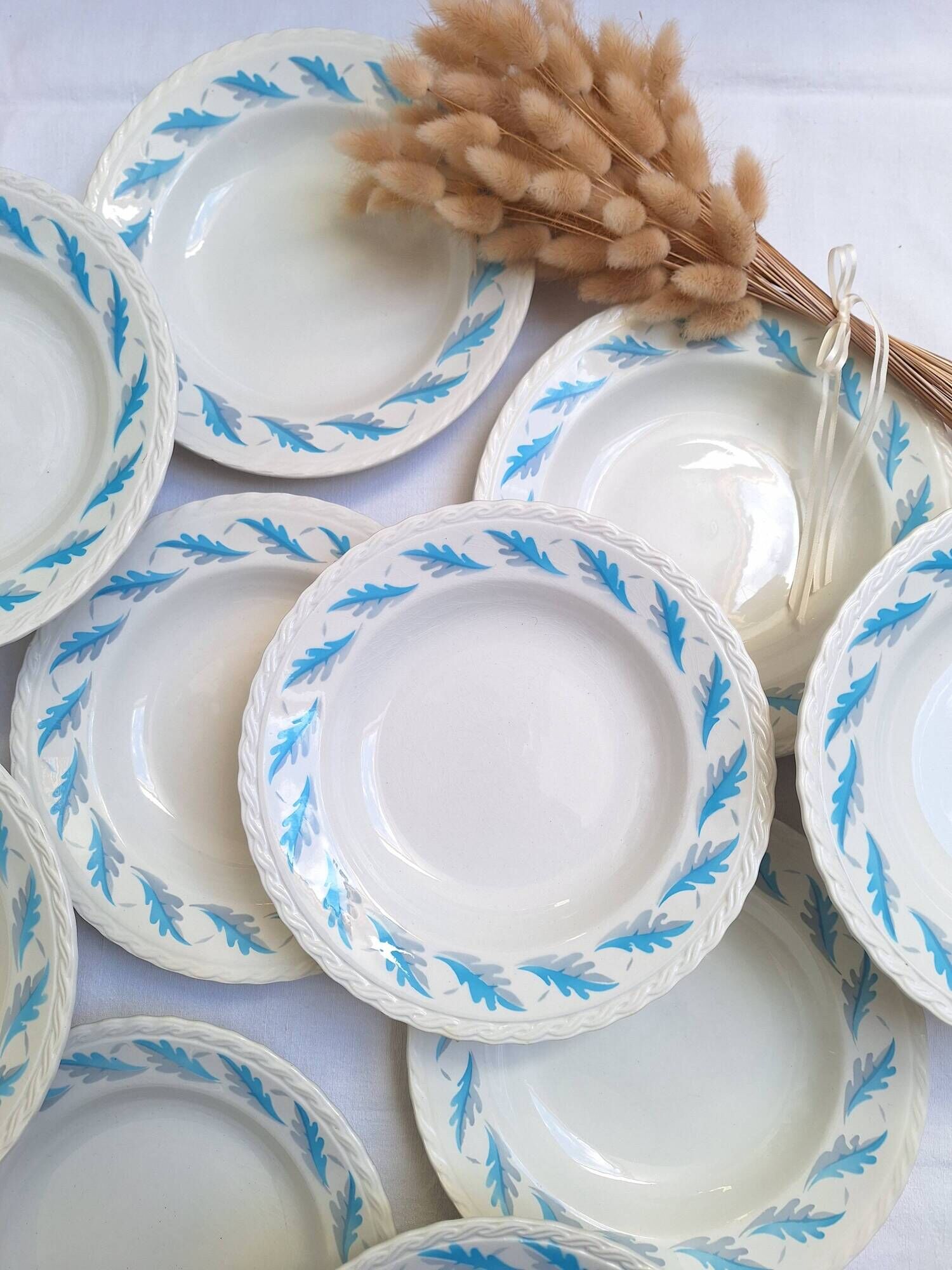 Deep plates in the Amandinoise style, blue oak leaves.