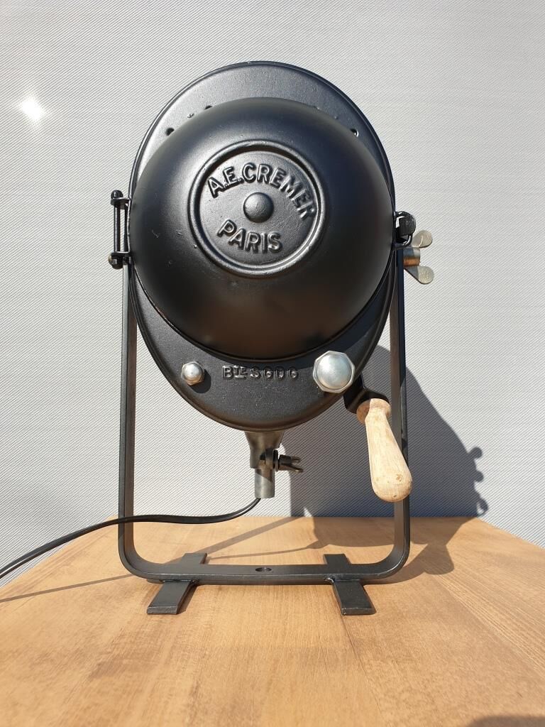 Black Cremer projector with wooden handle and pursuit
