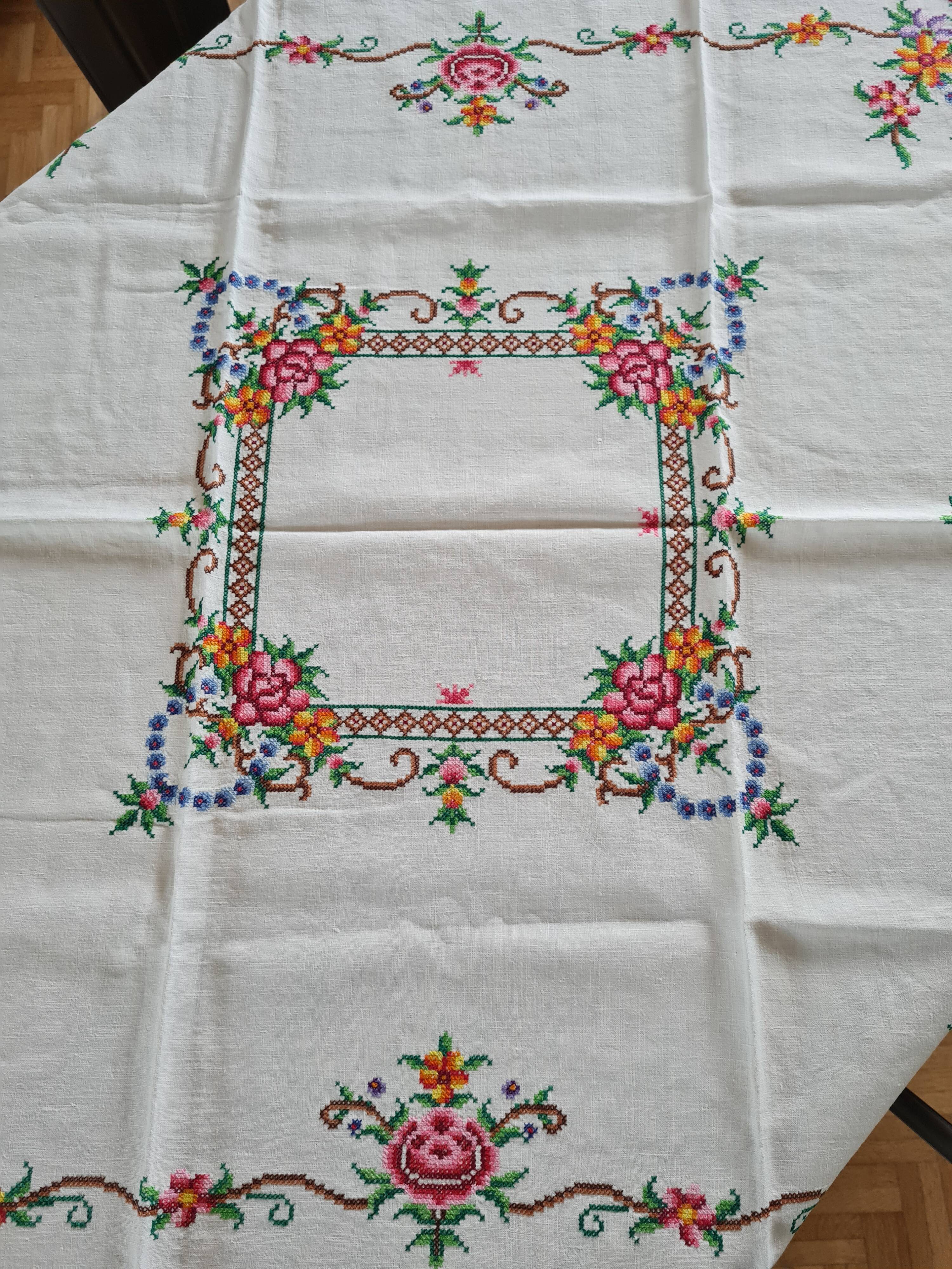 Tea tablecloth with cross stitch embroidery and 4 matching napkins