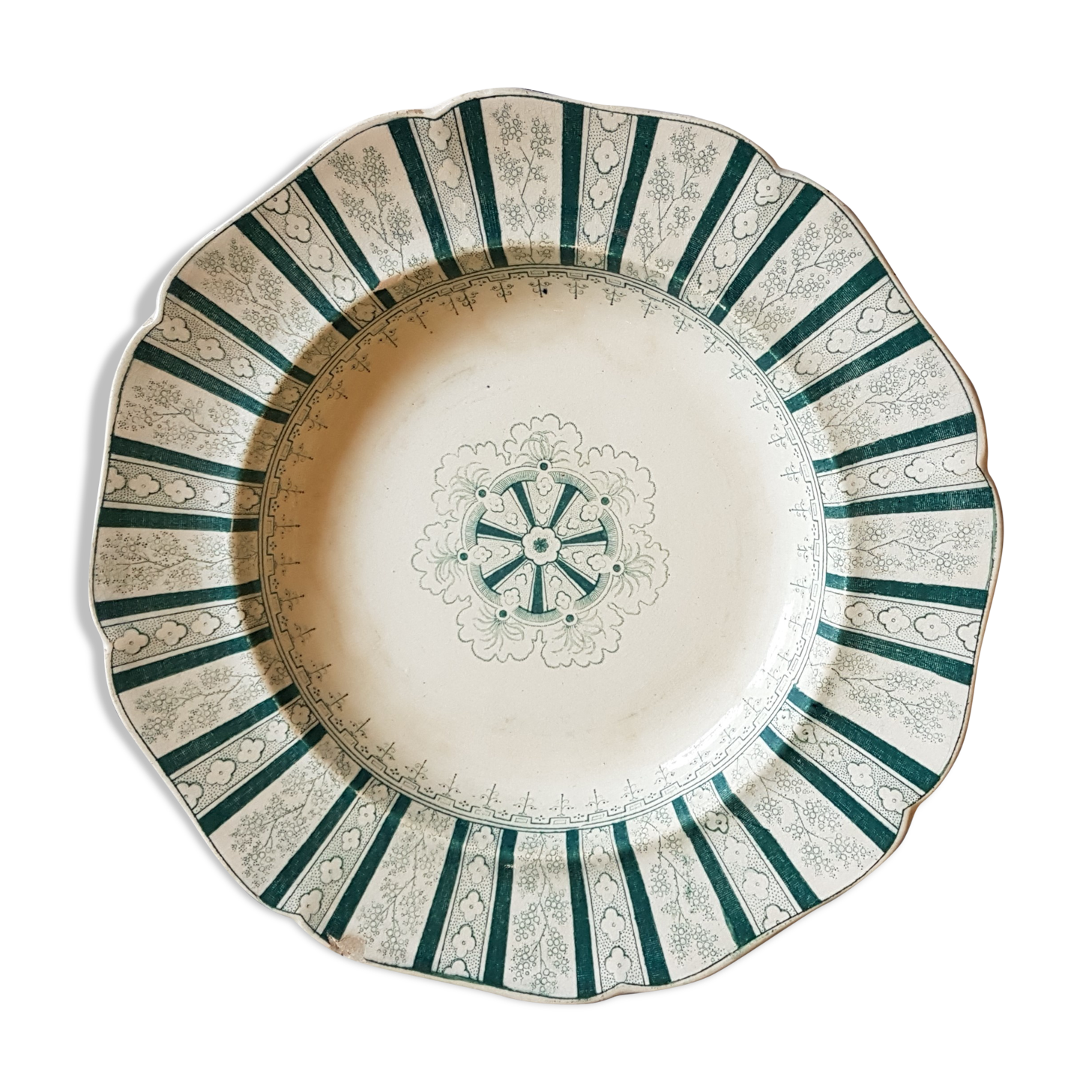 A plate made of earthenware decorated with flower crown