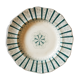 Assiette en faïence à décor de couronne de fleurs