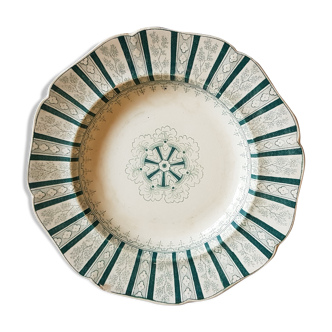 A plate made of earthenware decorated with flower crown