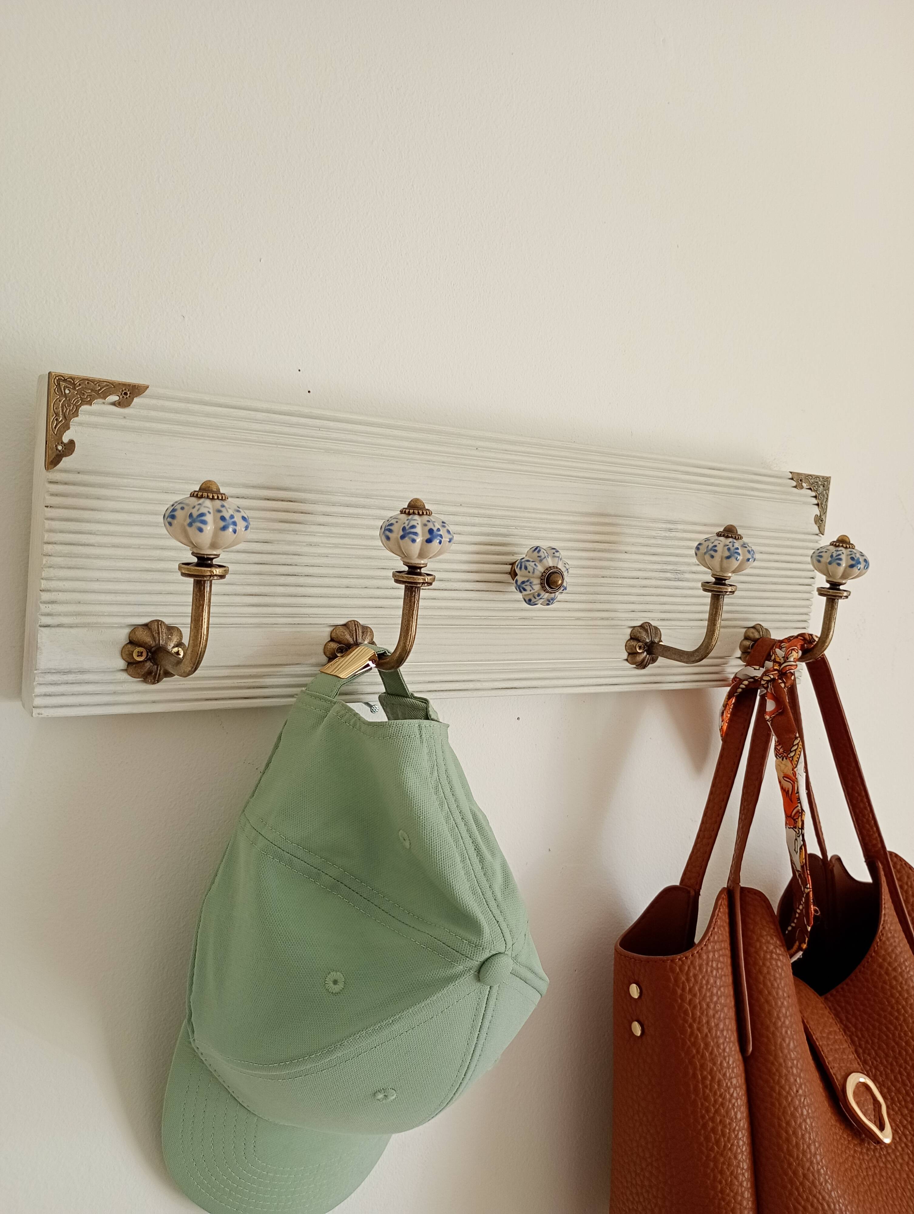Wall-mounted coat rack 50 cm – 4 hooks and decorative central button