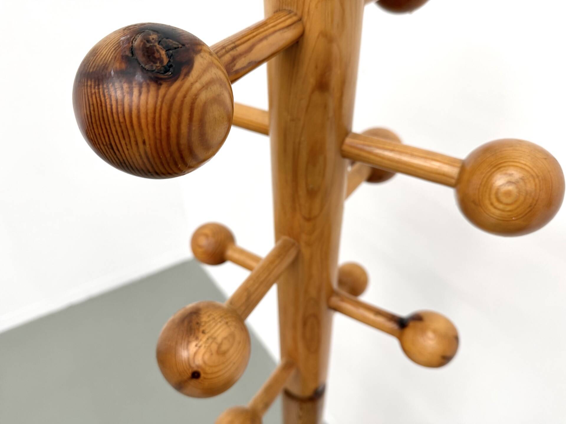 Free-standing coat rack in solid pine, Les Arcs, 1970s
