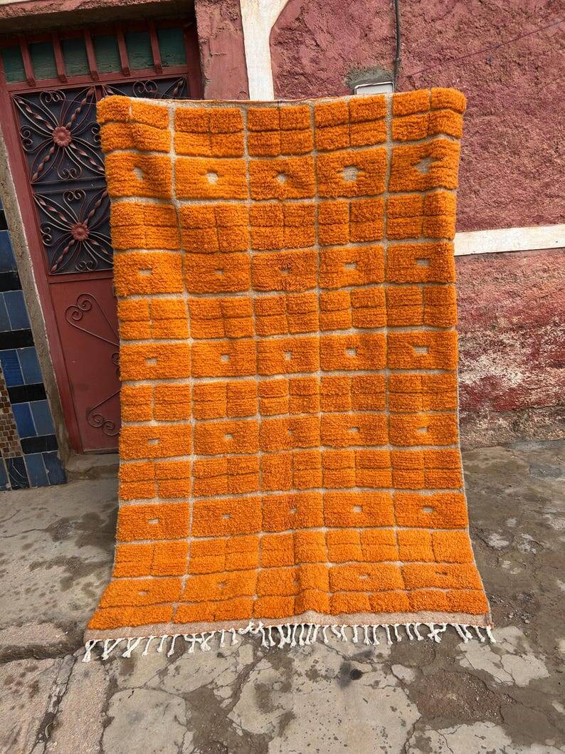Beni Ouraine rug in natural wool, orange, size 150/250 cm.